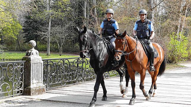 Die Polizisten Dagmar Müller und Walter Horländer von Reiterstaffel sind am Gründonnerstag im fürstlichen Park unterwegs.