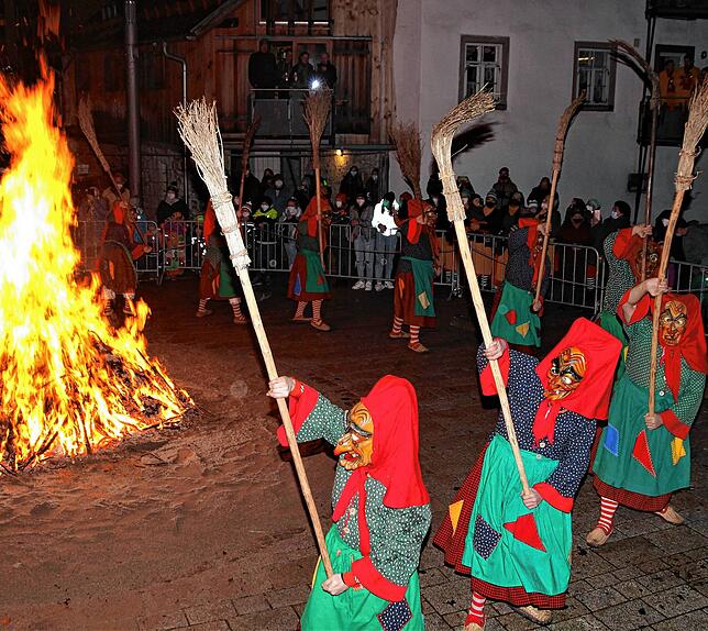 Das ist die Stunde der Hexen. Polka-tanzend rund um das glühende Feuer.