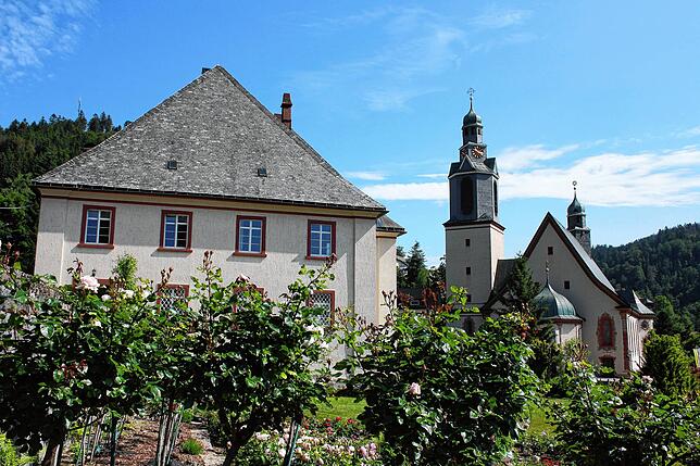 Das Ensemble Pfarrhaus und Wallfahrtskriche. Das Pfarrhaus ist heute ein Paulinerkloster.