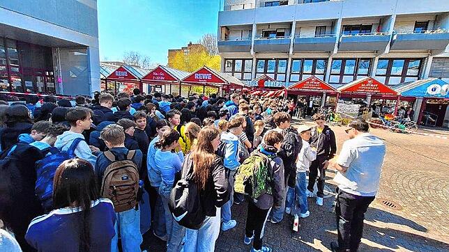 Bild 4: Hunderte Konstanzer warten auf den 1-Cent-Döner: Unglaubliche Szenen in Bildern festgehalten