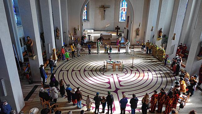 Im Labyrinth beteten die kleinen Narren fleißig das Vaterunser mit.