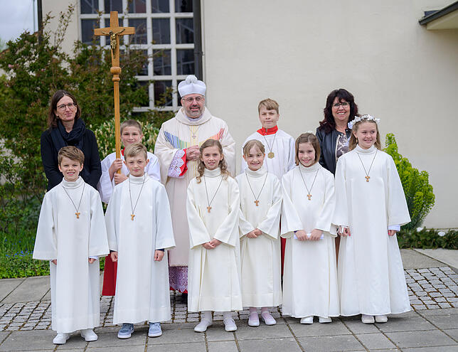 Die Erstkommunionskinder Jannis Martorana, Loris Rädler, Pia Metzler, Hannah Knörle, Anna Ganzenmüller und Ayleen Wegner mit ...