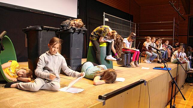 Theatergruppe und Chor der Unterstufe des Meßkircher Heidegger-Gymnasiums zeigen das Musical &bdquo;Das wilde Pack&ldquo; &ndash; vorne ...