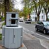 Der Blitzeranhänger der Stadt Singen, hier beim Einsatz in der Rielasinger Straße, soll künftig vermehrt in den neuen Tempo-30-Zonen zum ...