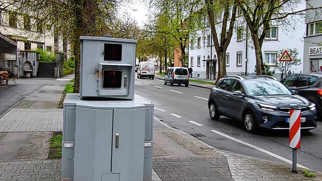 Der Blitzeranhänger der Stadt Singen, hier beim Einsatz in der Rielasinger Straße, soll künftig vermehrt in den neuen Tempo-30-Zonen zum ...