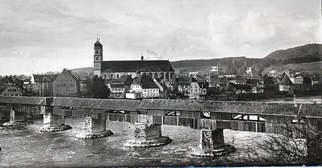 Die Holzbrücke ist Symbol einer engen Verbindung zwischen dem Fricktal und der Stadt Bad Säckingen. Das Bild entstand vor dem ...