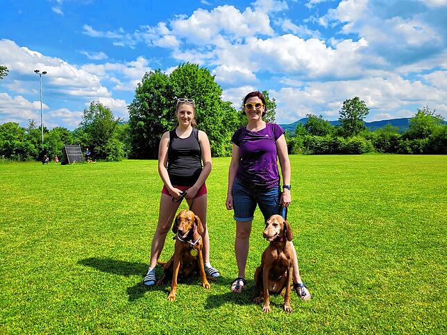 Bei den Hausers gehören zwei Hunde zur Familie: Lilien Hauser mit Pheline und ihre Mutter Nina Hauser mit Julie vor dem Training.