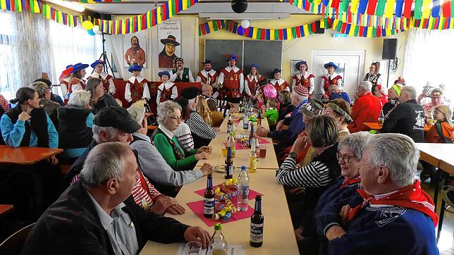 Den närrischen Frühschoppen der Pfetzerzunft Zollhaus-Randen im vollen Gemeinschaftshaus Zollhaus eröffnet traditionell der ...