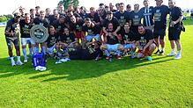 Bild : Bezirksligameister SV Aasen gewinnt zum Rundenabschluss mit 7:1 und feiert ausgelassen den Aufstieg