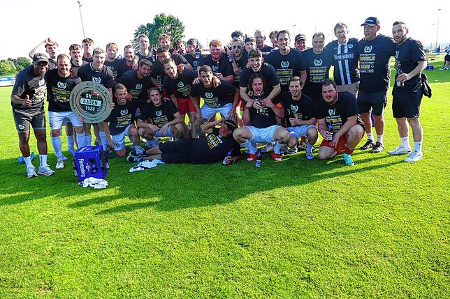 Bild 1: Bezirksligameister SV Aasen gewinnt zum Rundenabschluss mit 7:1 und feiert ausgelassen den Aufstieg