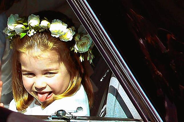 Prinzessin Charlotte streckt im Auto ihre Zunge heraus als sie zur St.-Georgs-Kapelle für die Trauung von Harry und Meghan kommt.