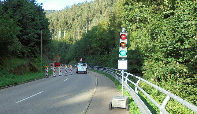 Per Ampelregelung geht es an der Baustelle vorbei.