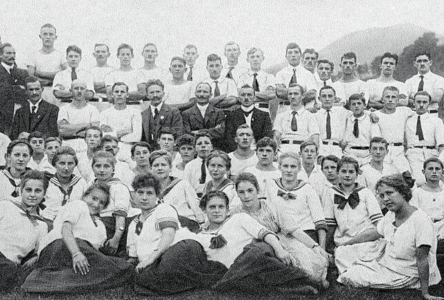 Detail einer Gruppenaufnahme des TV Wehr Mitte der 1920er Jahre: Die weibliche Präsenz ist unübersehbar. Der Verein hatte sich nun auch ...