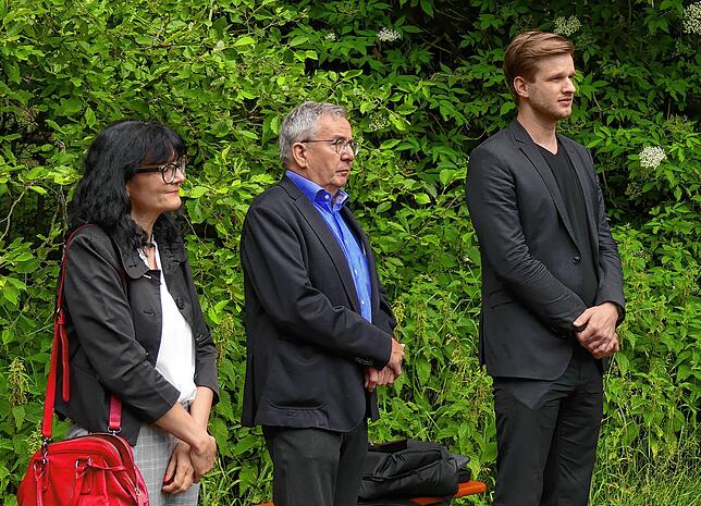 Katja Weiger, SPD-Vorsitzende des Kreisverbandes Zollernalb, und Walter Sambil (Mitte), Ortsverbandsvorsitzender Stetten a.k.M., neben ...