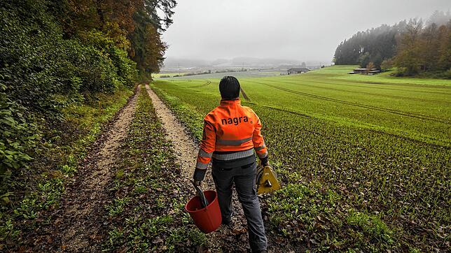 Eine Spezialistin geht über das Gebiet im schweizerischen Ort Stadel, unter dem ein Atomendlager entstehen könnte. Am 19. November hat ...