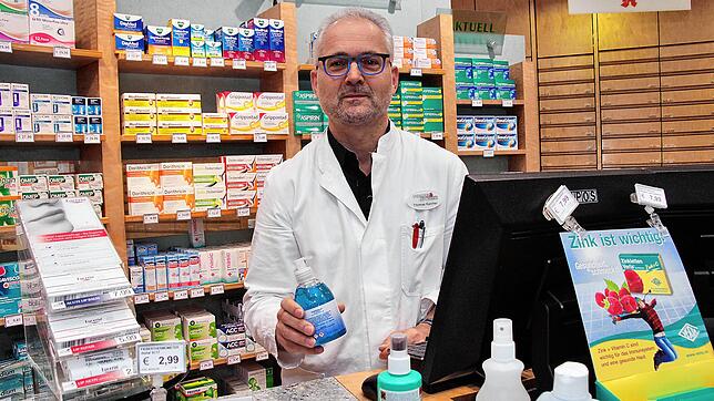 Apotheker Thomas Karcher verkauft derzeit viele Desinfektions-Produkte und der Lagerbestand schrumpft. Atemschutzmasken sind bereits ...