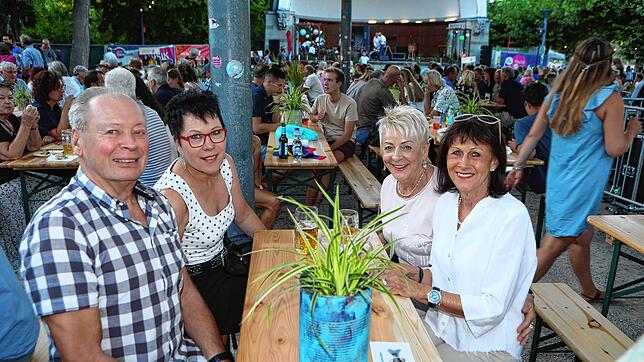 Bild 15: Beim Stadtgartenfest treffen sich die Konstanzer. Alle Fotos vom ersten Abend