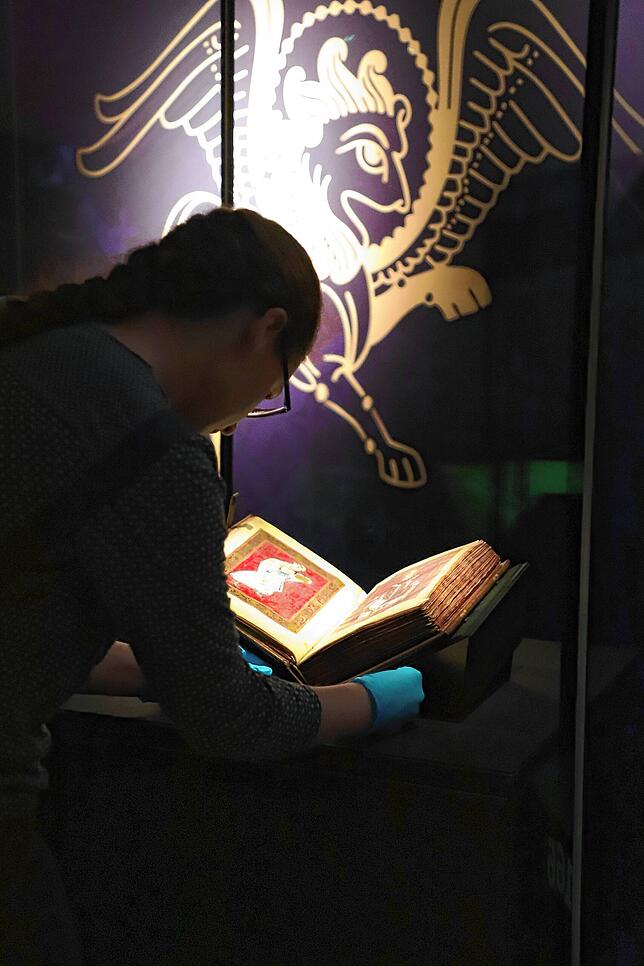 Der Egbert-Psalter aus Italien wird in seine Vitrine gelegt. Dies passiert sehr langsam und sorgfältig. Ab Dienstag, 23. Juli, kann er ...