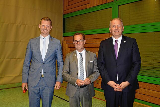 Oberbürgermeister Simon Gröger mit dem neuen Ortsvorsteher Jürgen Keck und dem scheidenden Ortsvorsteher Bernhard Diehl (von links).