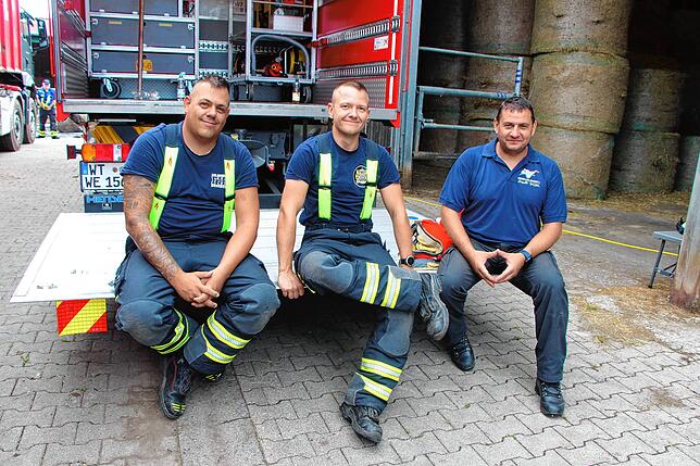 Bild 37: Scheune brennt: Bilder vom Großeinsatz der Feuerwehr in Bernau-Goldbach