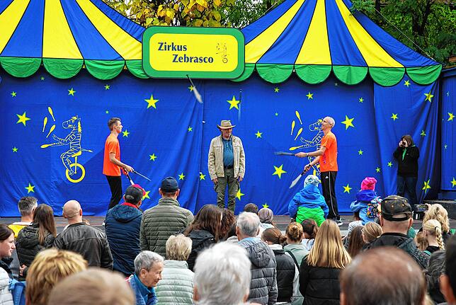 Akrobatik und Jonglage des Zirkus Zebrasko erhielten viel Beifall von den zahlreichen Zuschauern.