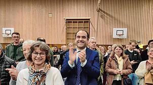 Ozan Topcuogullari freut sich über die Verkündung des Wahlergebnisses. Mit knapp 70 Prozent der Stimmen ist er für weitere acht Jahre ...