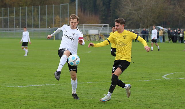 Der SV Denkingen (am Ball Steffen Allgeier) gewinnt das Ranking der Bezirksliga-Trainer.