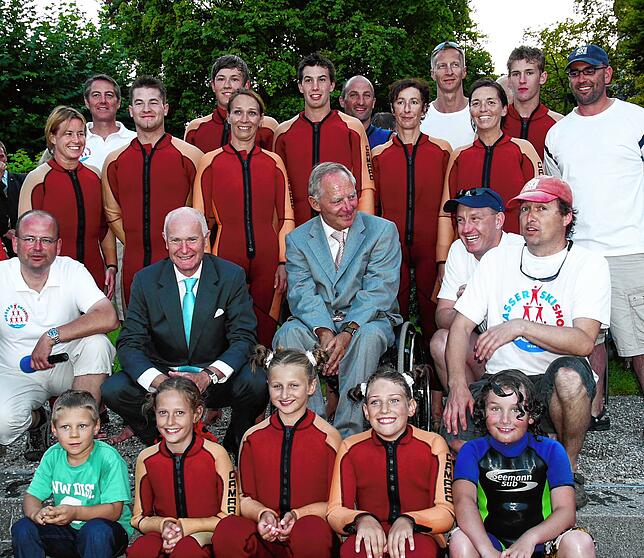 Wolfgang Schäuble und Hans-Peter Repnik mit denn Wasserski-Fahrern des DSMC Konstanz im Jahr 2007.