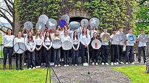 Erinnerung an das Ende des Zweiten Weltkriegs vor 80 Jahren: Die Klasse 10e der Realschule Donaueschingen beteiligt sich am Gedenken auf ...