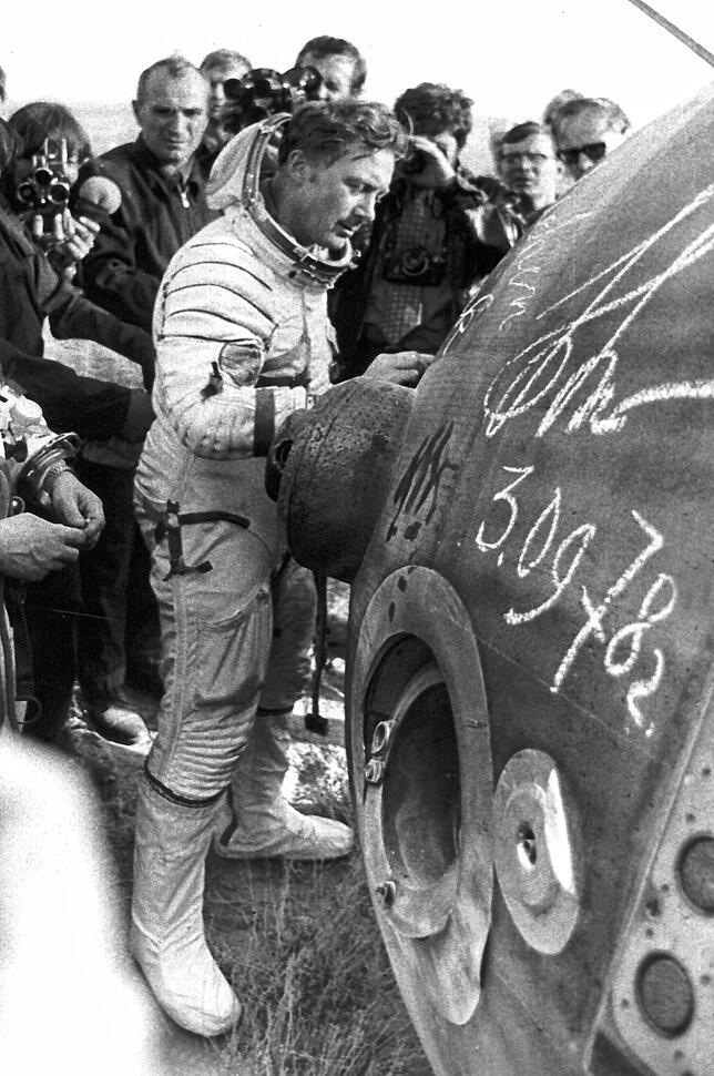 Sigmund Jähn ARCHIV - 03.09.1978, Sowjetunion, Kasachstan: Umringt von Pressevertretern schreibt der deutsche Kosmonaut Sigmund Jähn nach geglückten ...