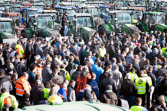Landwirte stehen bei einer Kundgebung auf dem Cannstatter Wasen.