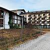 Derzeit herrscht rund um die ehemalige Kurklinik reges Treiben, weil das Außengelände aufgeräumt wird.