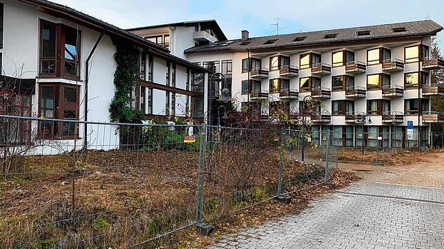 Derzeit herrscht rund um die ehemalige Kurklinik reges Treiben, weil das Außengelände aufgeräumt wird.