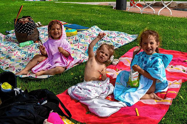 Start der Freibad-Saison im Solara in Königsfeld: Fabienne, Alessia und Emma (von links) freuen sich endlich wieder ins Freibad gehen zu ...
