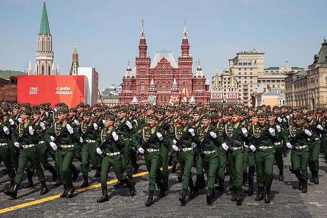 Bild 1: Putin begründet bei Parade Angriff auf Ukraine mit Nato-Expansion