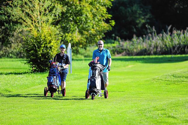 Flynn Stumper mit SÜDKURIER-Redakteur Ingo Feiertag auf der Golfrunde in Steißlingen.