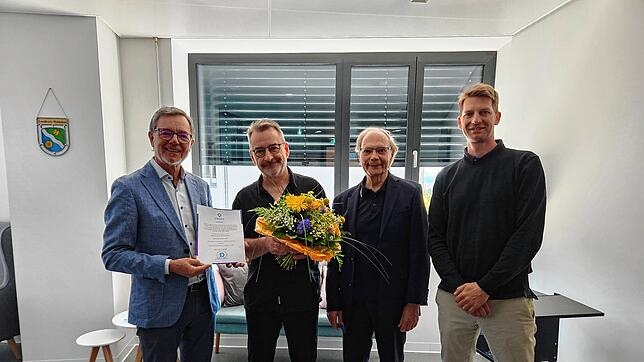 Sie freuen sich für den neu ernannten Professor mit viel Erfahrung (von links): Walter Niemeier (Standortleiter Fachhochschule des ...