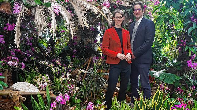 Die Geschwister Bettina Gräfin und Björn Graf Bernadotte leiten die Insel Mainau. Inmitten der Orchideen- und Urwaldpracht im Palmenhaus ...