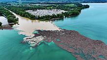 Nach dem vielen Regen kommen Treibholz und viel Wasser aus den Flüssen im Bodensee an, wie hier in Langenargen an der Mündung des ...