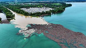 Durch das Hochwasser vor einem Jahr wurden Baumstämme und Bruchholz in den Bodensee geschwemmt. Nun warnt die Umwelthilfe, denn der ...