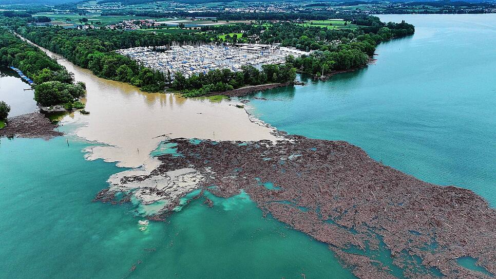Nach dem vielen Regen kommen Treibholz und viel Wasser aus den Flüssen im Bodensee an, wie hier in Langenargen an der Mündung des ...