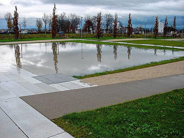 Das Quartier nach Starkregen: Bei einem Extremwetterereignis 2002 standen viele Straßen, Unterführungen, Keller und Tiefgaragen im Raum ...