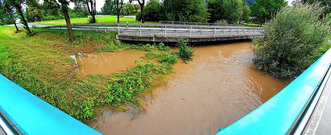 An der Hurtbrücke bei der Kläranlage ist auch Hochwasser