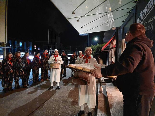Waldshut: Bei der Bäckerei Küpfer und der Bäckerei Gamp stärkten sich die Narren mit Berlinern und Laufenbrezeln, bevor die Mehlsuppe im ...