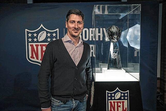 Christian Fichter neben der Vince-Lombardi-Trophy, dem Pokal für das siegreiche Team aus dem Super Bowl. Den Pokal hat die NFL 2018 in ...