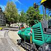 Asphaltmaschine in Wartestellung: In der Gottmadinger Bahnhofstraße ist Geduld gefragt.