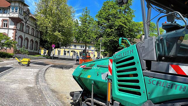 Asphaltmaschine in Wartestellung: In der Gottmadinger Bahnhofstraße ist Geduld gefragt.