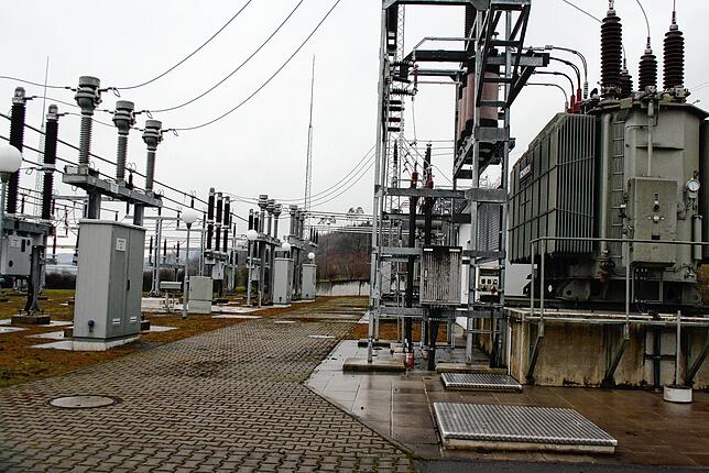 Das Umspannwerk in Salem-Weildorf wird aktuell umgebaut. Dabei kam es zu einem Defekt an einem Transformator, der wiederum einen ...