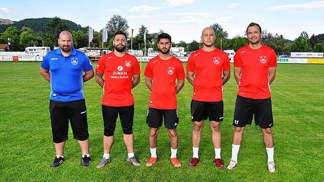 Ohne Abgänge und mit jungen Neuzugängen geht der SV Geisingen in die Saison 2022/23. Von links: Benny Degen (Torwart-Trainer), Luca ...