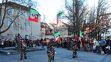 Bild : Konstanzer Fasnacht: Blätzlebuebe feiern den Auftakt 2023 auf dem Augustinerplatz